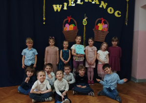 grupa dzieci pozuje do zdjęcia, w tle napis "Wielkanoc 2023"