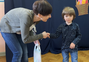 Chłopiec otrzymuje nagrodę za udział w konkursie plastycznym "Ekologiczna ozdoba wielkanocna".
