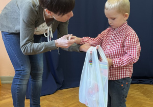 Chłopiec otrzymuje nagrodę za udział w konkursie plastycznym "Ekologiczna ozdoba wielkanocna".