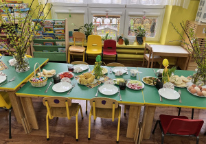 Stół przygotowany przez dzieci do wielkanocnego śniadania.