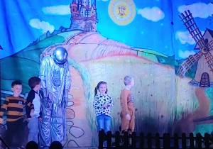 Na scenie znajdują się aktorzy wraz z wybranymi dziećmi z sali.