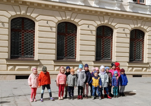 grupa dzieci pozuje do zdjęcia na ulicy Piotrkowskiej