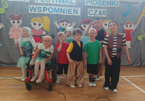 zdjęcie grupowe dzieci na sali gimnastycznej