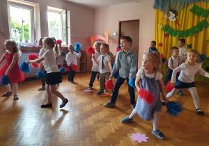 Dzieci tańczą z pomponami.