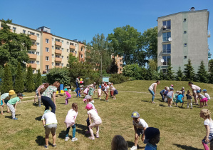 dzieci tańczą podczas pikniku w ogrodzie przedszkolnym