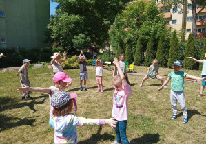 dzieci tańczą podczas pikniku w ogrodzie przedszkolnym