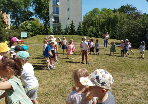 dzieci tańczą w ogrodzie przedszkolnym podczas pikniku