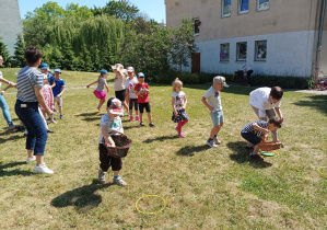 dzieci tańczą w ogrodzie przedszkolnym podczas pikniku