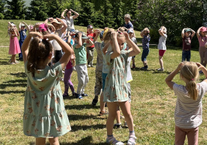dzieci tańczą w ogrodzie przedszkolnym
