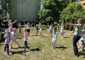 dzieci tańczą w ogrodzie przedszkolnym