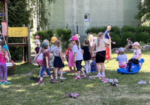 dzieci bawią się w ogródku przedszkolnym