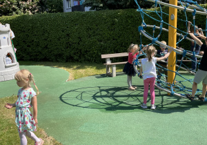 Dzieci bawią się na przedszkolnym placu zabaw.