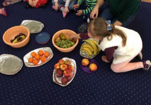 Przygotowujemy owoce na sałatkę.