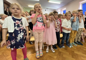 Młodsze dzieci śpiewają piosenkę pożegnalną dla starszaków.