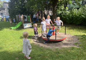Dzieci bawią się w ogrodzie.