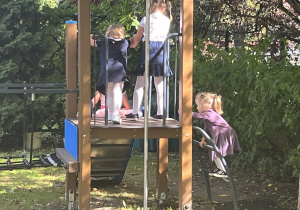 Dzieci bawią się w ogrodzie.