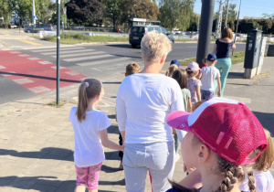 Dzieci idą wzdłuż ulicy.