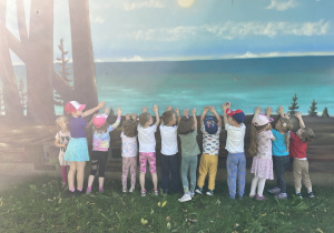 Dzieci dotykają narysowanego morza.