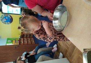 dzieci próbują sosu z ogórka i jogurtu