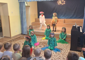 przedstawienie jasełkowe, dzieci prezentują program artystyczny na scenie w przedszkolu