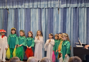 przedstawienie jasełkowe, dzieci prezentują program artystyczny na scenie w przedszkolu