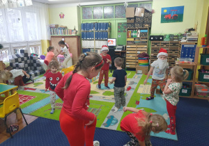 Dzieci bawią się przy muzyce w klasie.