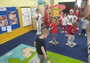 Dzieci bawią się przy muzyce w klasie.