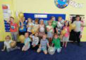 Wspólne zdjęcie dzieci z grupy 4 po zabawie z balonami.