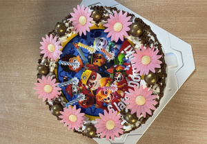 zdjęcie tortu z kwiatami