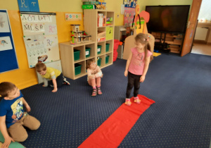 Prezentacja dzieci na czerwonym dywanie.