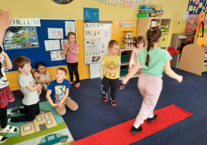 Prezentacja dzieci na czerwonym dywanie.