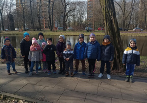 grupa dzieci na spacerze w parku