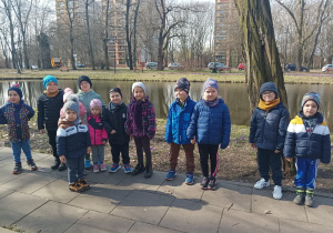 grupa dzieci na spacerze w parku