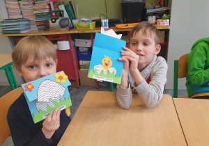 Dzieci prezentują swoje kartki wielkanocne.
