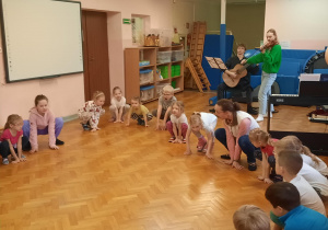 Dzieci bawią się przy muzyce.