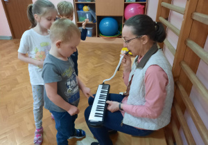 Dzieci próbują grać na instrumentach.