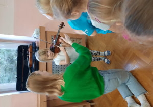 Dzieci próbują grać na instrumentach.