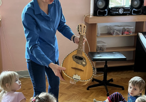 Dzieci oglądają mandolinę.