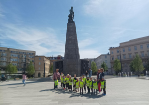 grupa dzieci na Placu Wolności, przed pomnikiem Tadeusza Kościuszki