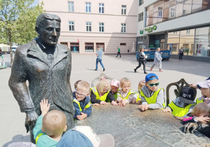 dzieci podczas wycieczki na ul. Piotrkowskiej