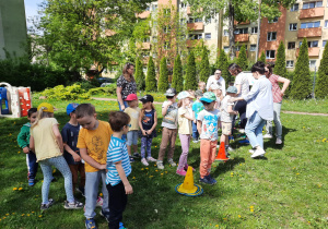 Dzieci stoją w 4 szeregach i przygotowują się do rywalizacji.