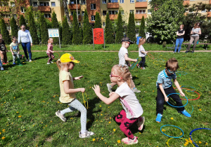 Dzieci uczestniczą w konkurencji sportowej.