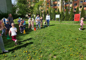 Dzieci uczestniczą w konkurencji sportowej.