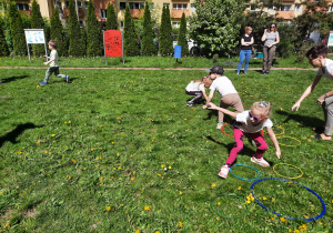 Dzieci uczestniczą w konkurencji sportowej.