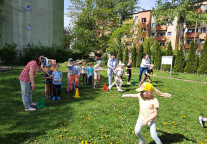 Dzieci uczestniczą w konkurencji sportowej.