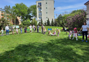 Dzieci uczestniczą w konkurencji sportowej.