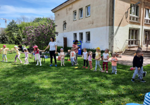 Dzieci bawią się przy muzyce.