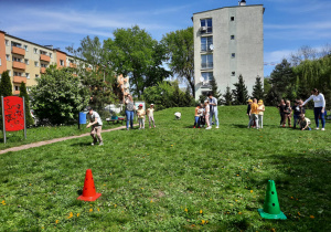 Dzieci uczestniczą w konkurencji sportowej.