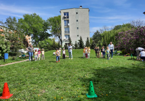 Dzieci uczestniczą w konkurencji sportowej.