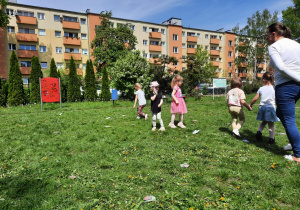 Dzieci uczestniczą w konkurencji sportowej.